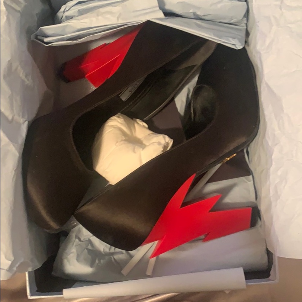 Comes with receipt dust bags and box!